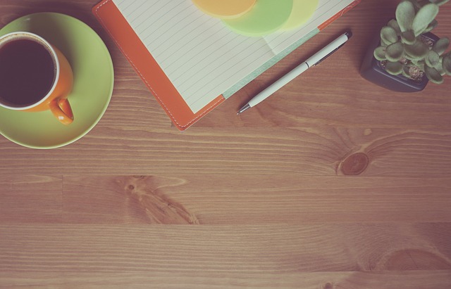 immagine spazio di lavoro tranquillo con tazza e quaderno